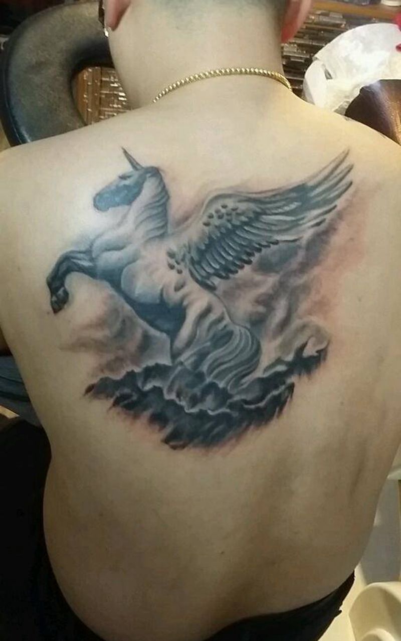 独角兽纹身图片_背部欧美动物成品纹身图案
