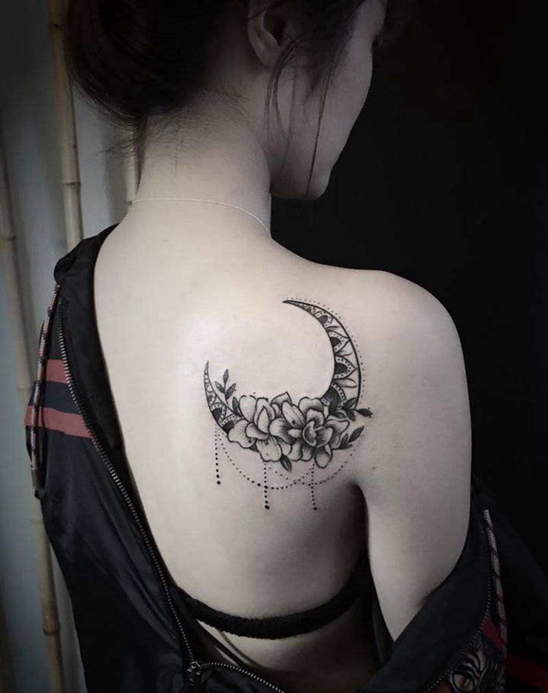 月纹身图片_成品背部清新欧美植物字符几何静物纹身图案