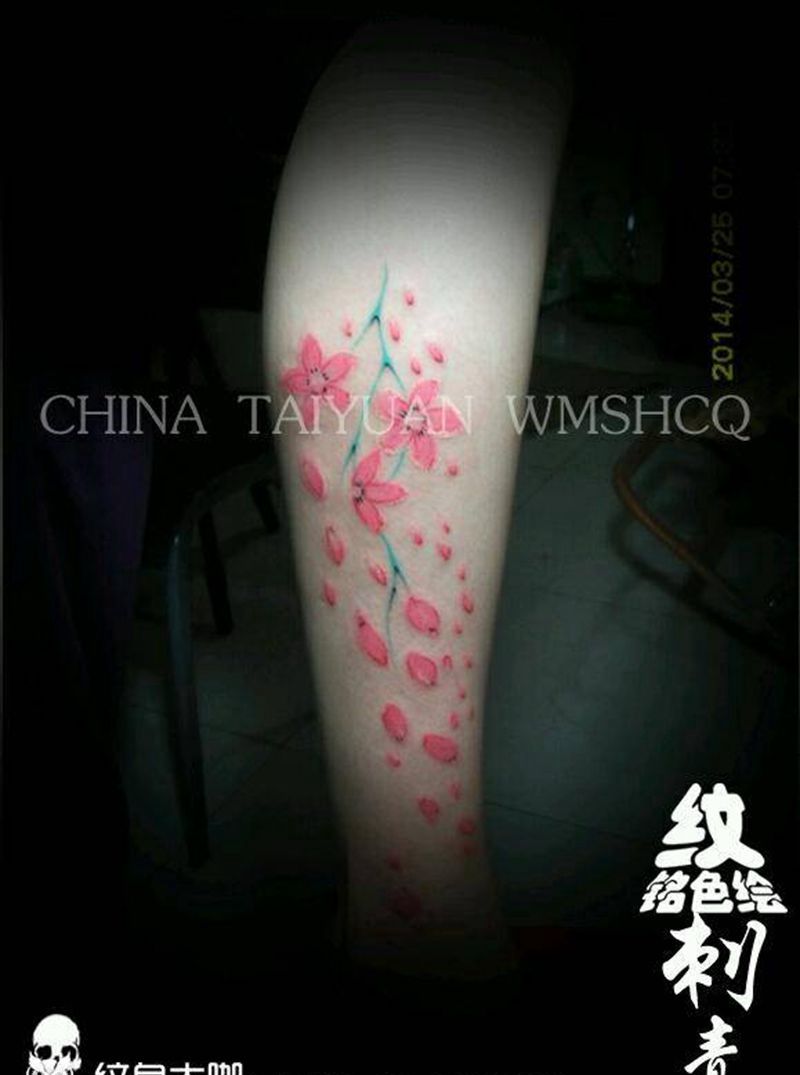 飘落的花纹身图片