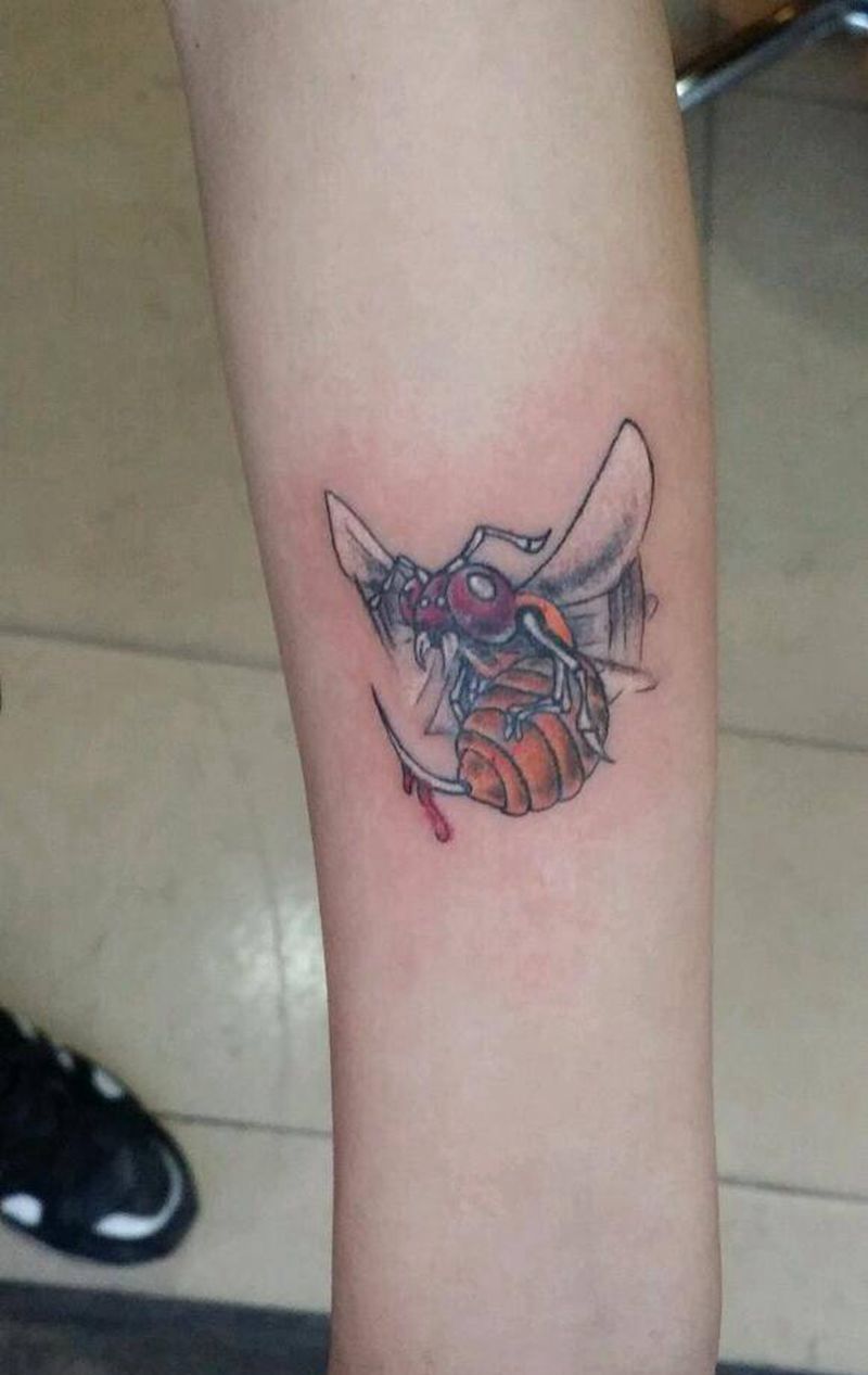 一只小蜜蜂纹身图片_颈部肩部胸部腹部腰部背部臀部手臂手部成品纹身图案