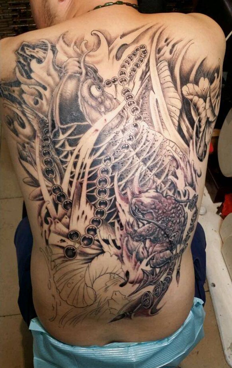 金蟾戏鲤纹身图片_背部传统动物纹身图案