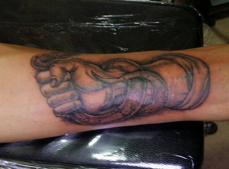 手握财富纹身图片