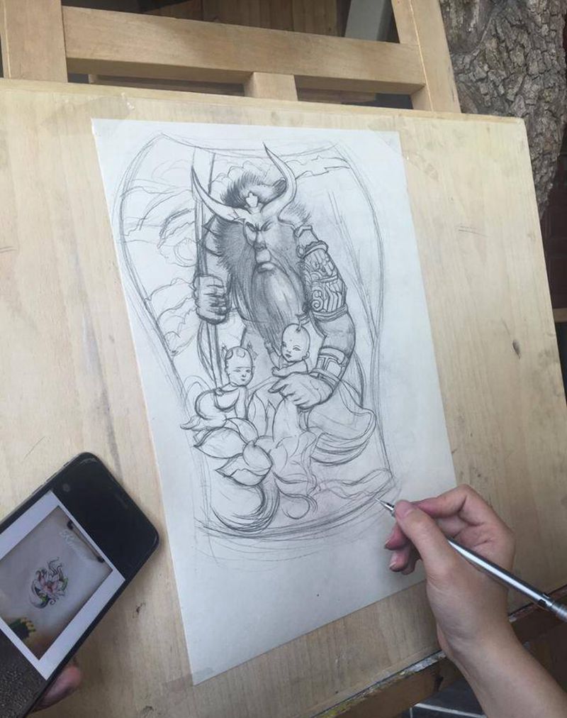 满背割线纹身图片