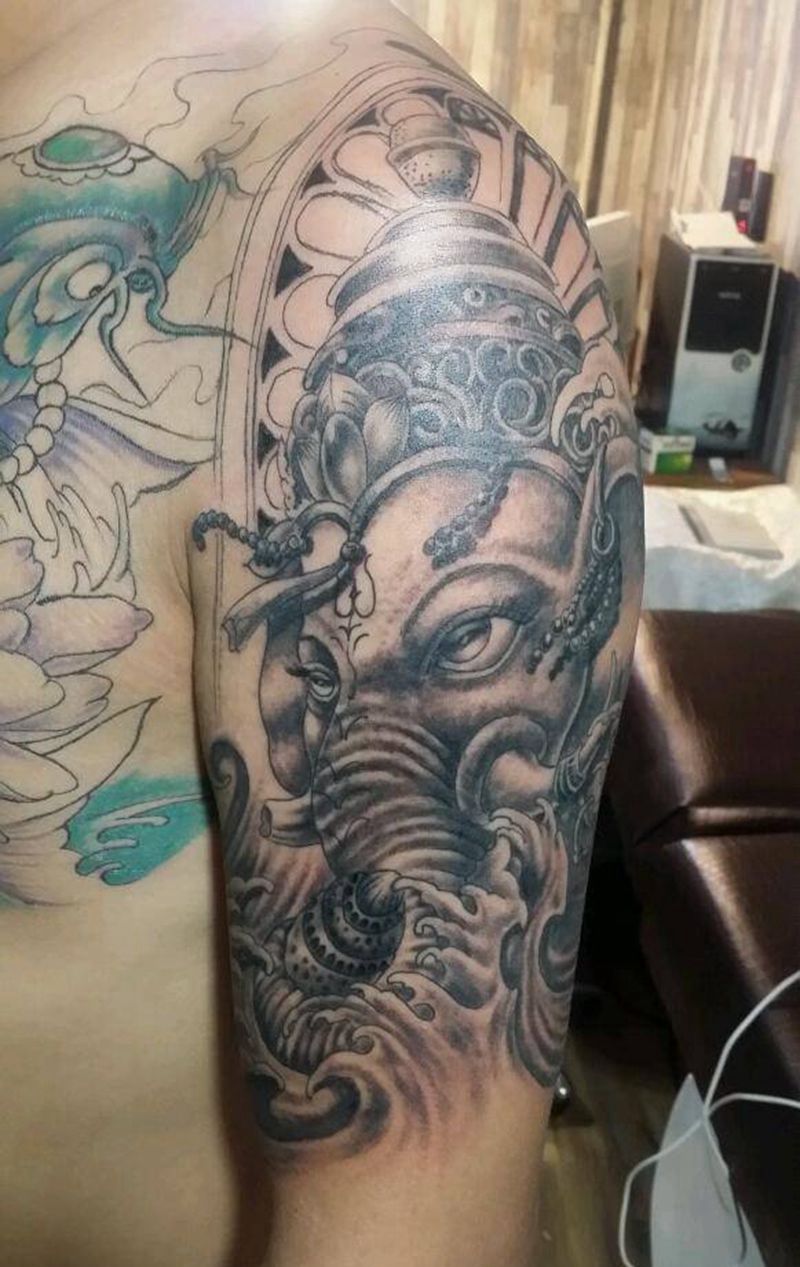招财半甲纹身图片_胸部手臂欧美传统动物鬼神宗教插画纹身图案