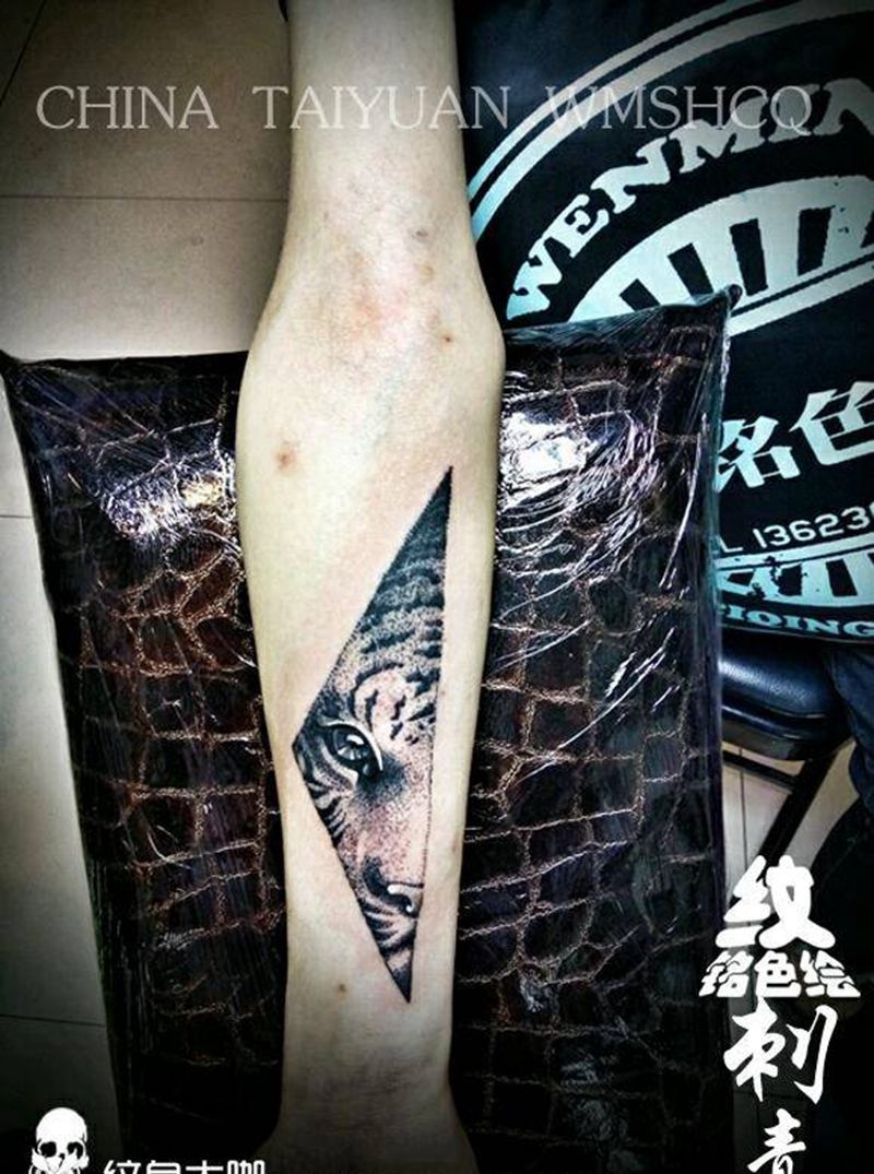 小闹虎纹身图片