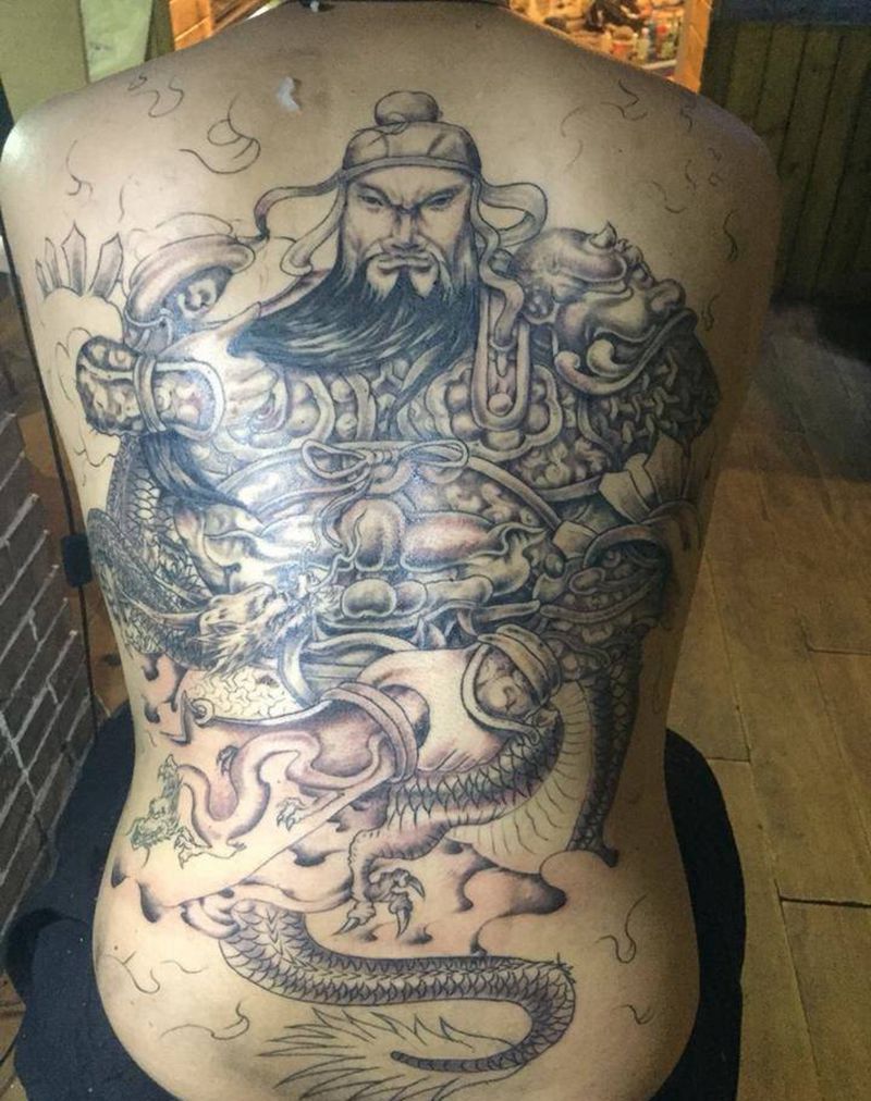满背关羽纹身图片