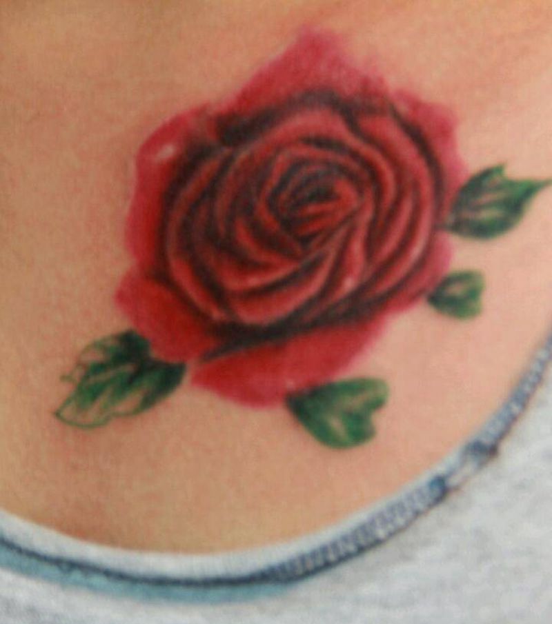 红色玫瑰花纹身图片_胸部手臂欧美传统习俗清新写实国画植物原创纹身图案