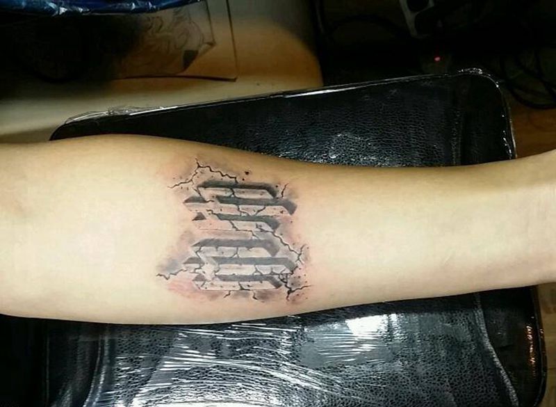 乐队标志纹身图片_手臂传统成品纹身图案