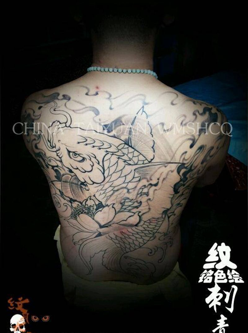 满背大鱼！纹身图片_背部动物纹身图案