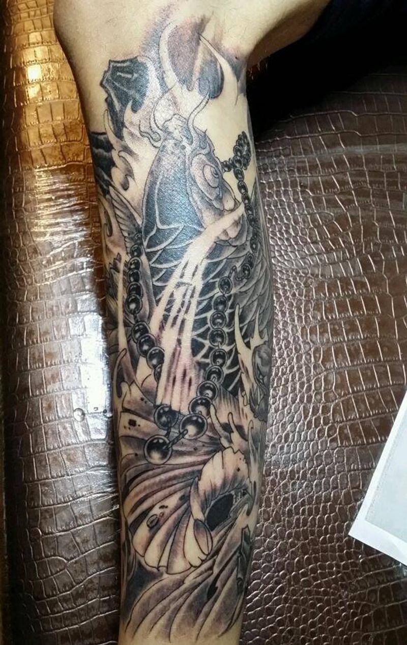招财锦鲤戏金蟾纹身图片_腿部传统动物成品纹身图案