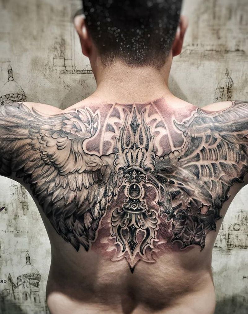 翅膀纹身图片_背部新传统翅膀纹身图案