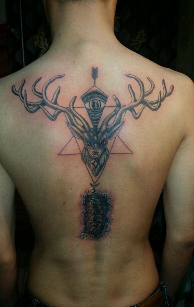 猎杀纹身图片_背部欧美成品纹身图案