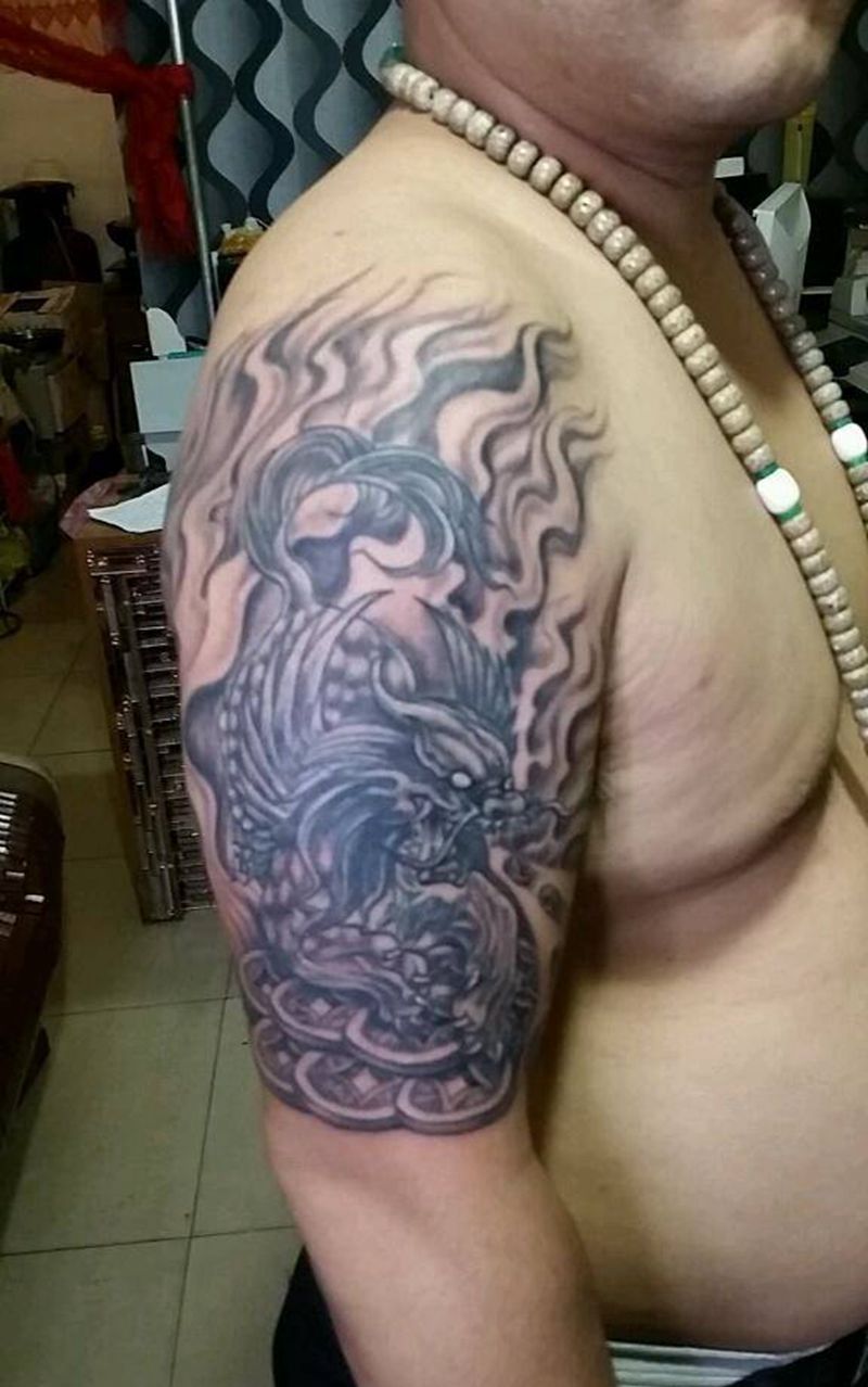 貔貅招财图纹身图片_肩部手臂手部传统习俗动物原创成品纹身图案