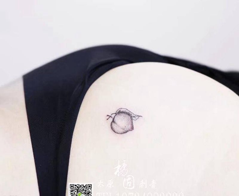 桃子纹身图片_成品臀部清新植物贴纸纹身图案