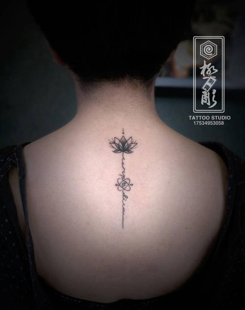 荷花纹身图片_背部点刺小清新纹身图案