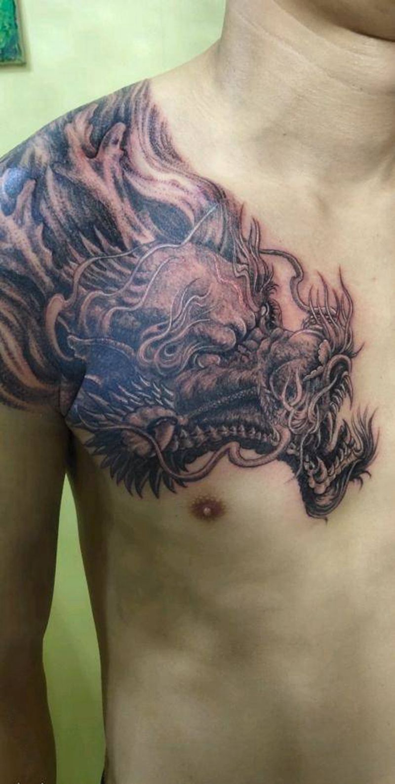 过肩龙未完成纹身图片_肩部胸部新传统点刺纹身图案