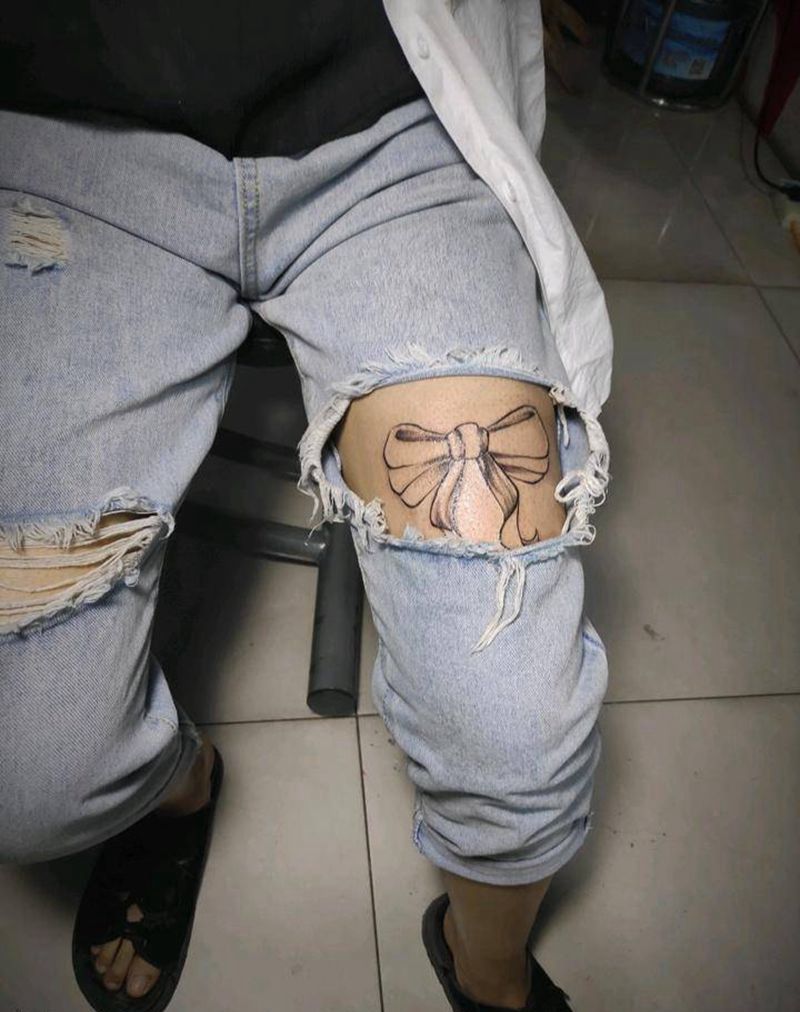 蝴蝶结纹身图片_腿部几何点刺大腿蝴蝶结纹身图案