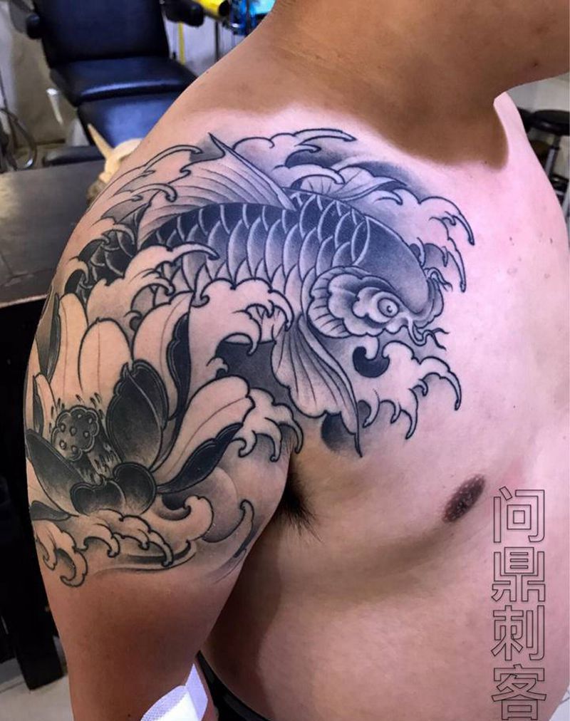 鱼纹身图片_胸部新传统纹身图案