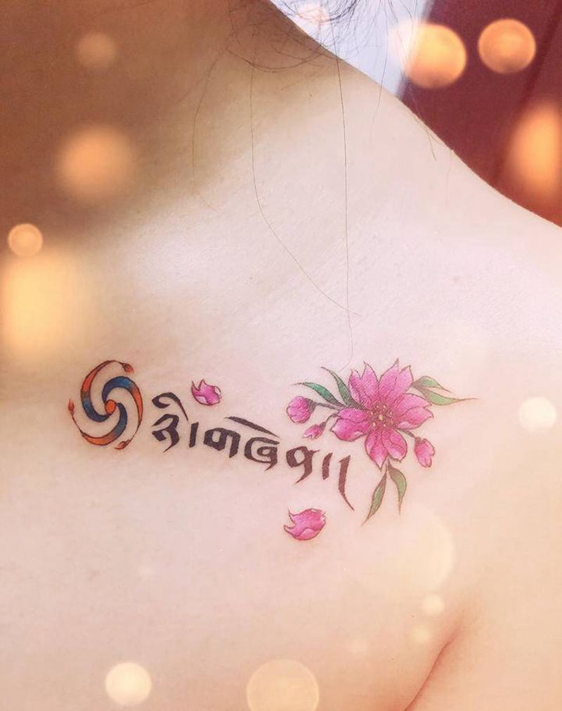 三喜旋.藏文.桃花纹身图片_颈部肩部水彩New School桃花藏文英文纹身图案