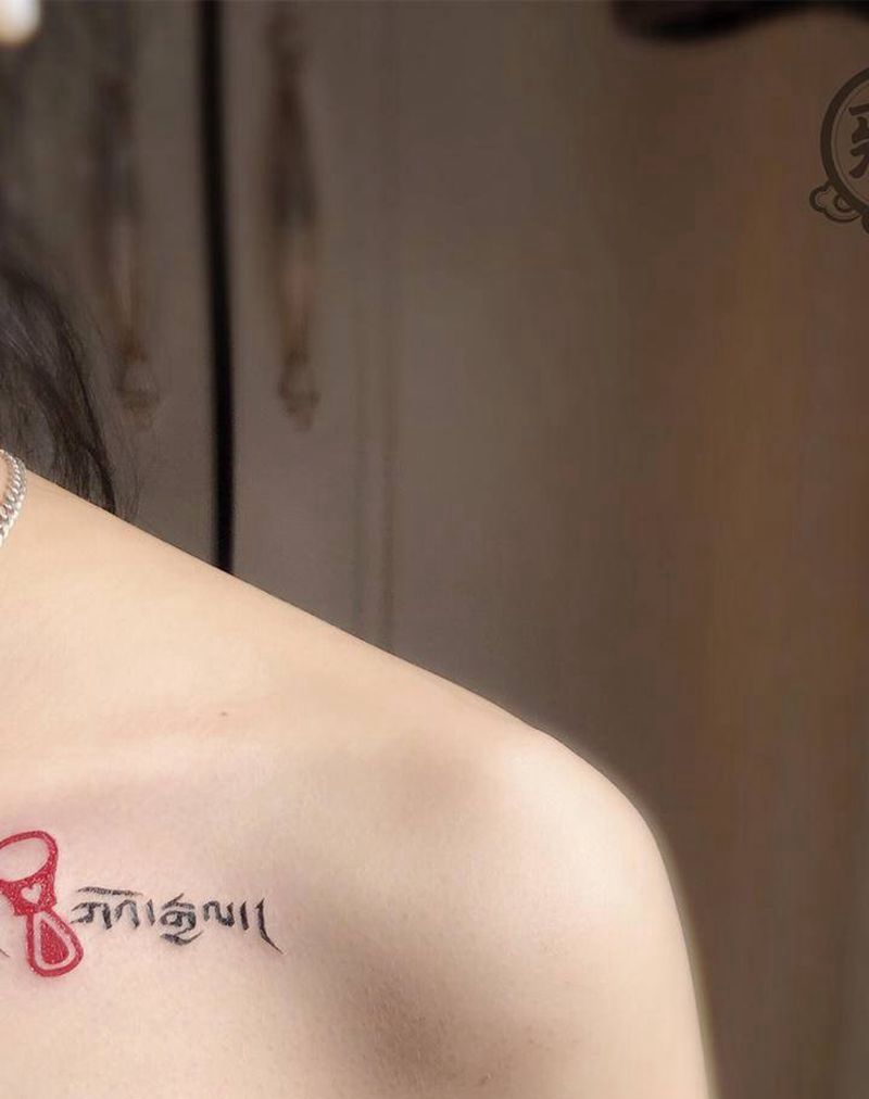 藏文拉环纹身图片_颈部肩部花体字水彩拉环花体英文藏文纹身图案