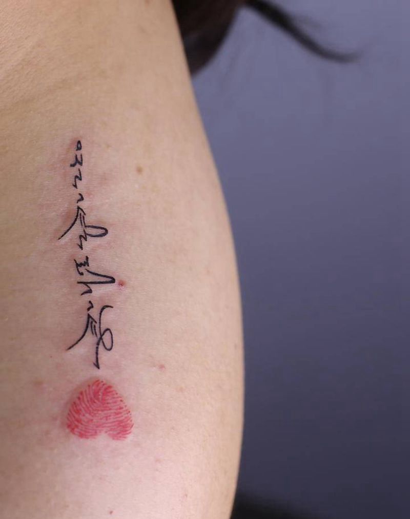 藏文 指印纹身图片_肩部颈部花体字水彩小清新风格文字设计印章纹身图案