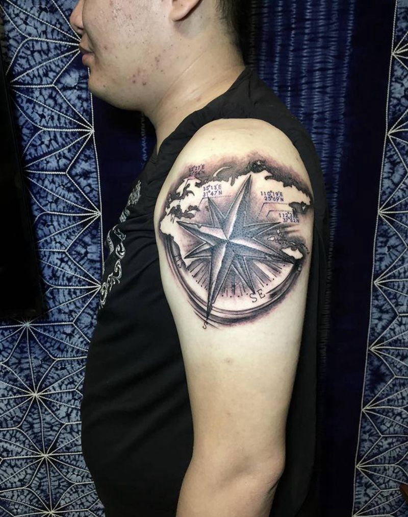 地图&司南纹身图片_手臂肩部新传统New School地图指南针坐标纹身图案