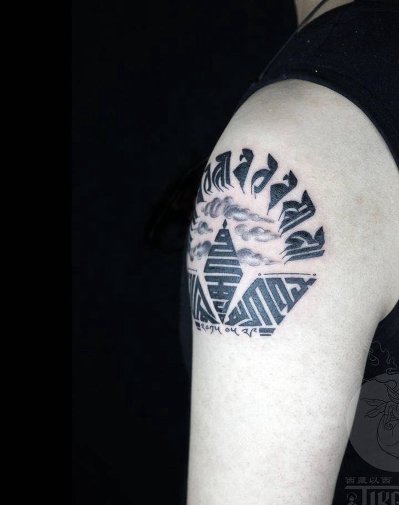 梵文 天珠文纹身图片_手臂肩部图腾几何天珠文梵文大臂外侧纹身图案