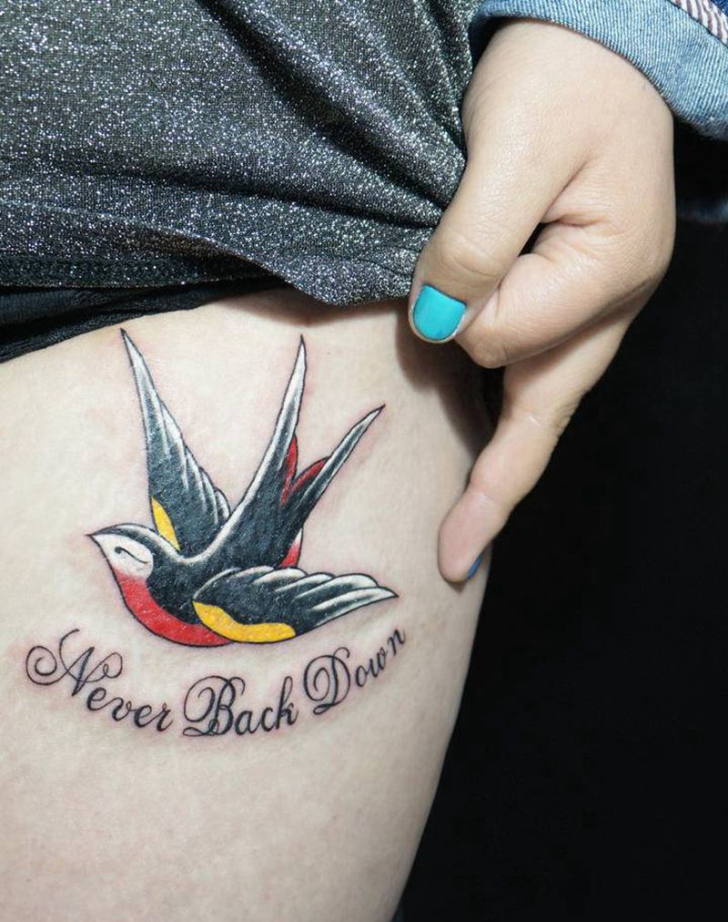 oldschool纹身图片_腿部手臂Old School燕子花体英文彩色纹身图案