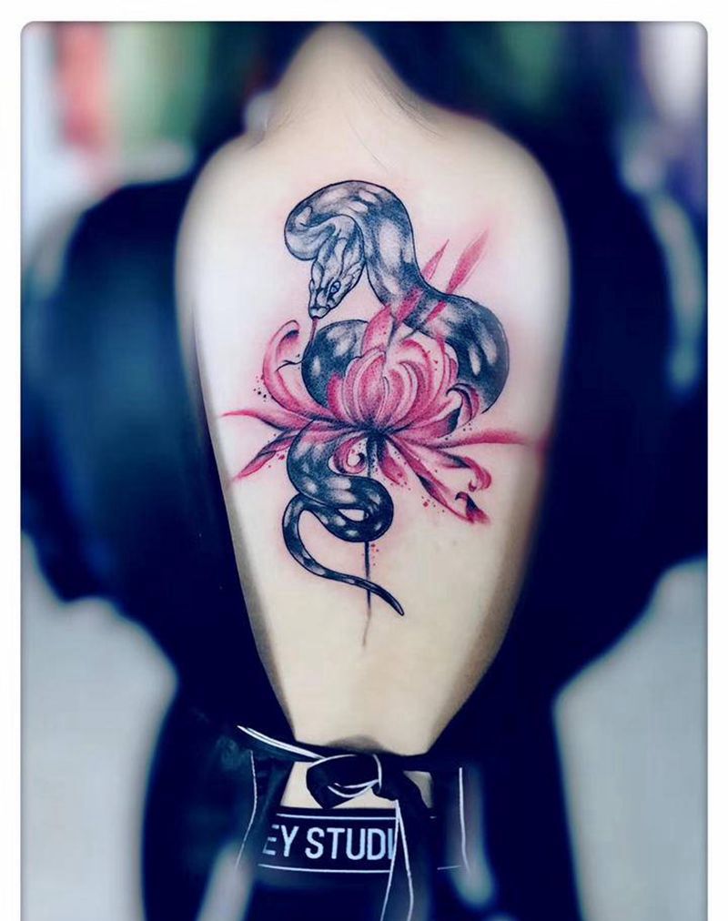 蛇纹身图片_胸部纹身图案