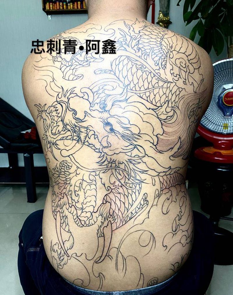 满背龙，割线纹身图片_背部纹身图案
