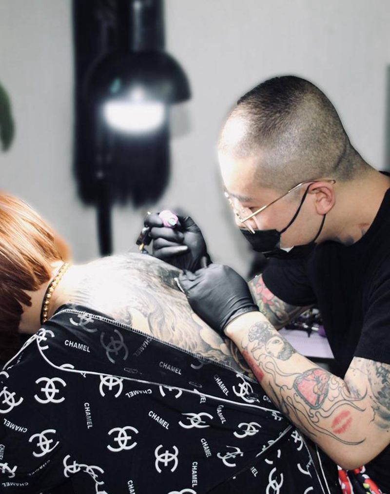 满背『遮盖』未完纹身图片_背部新传统纹身图案