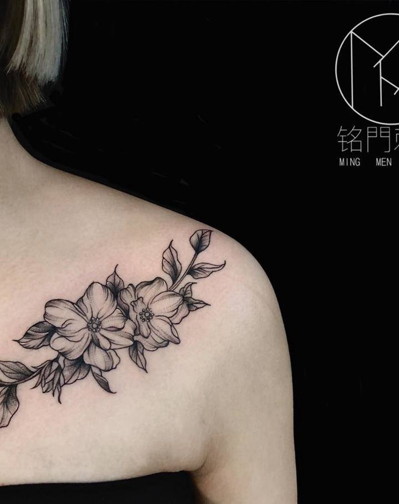 素花纹身图片_胸部纹身图案