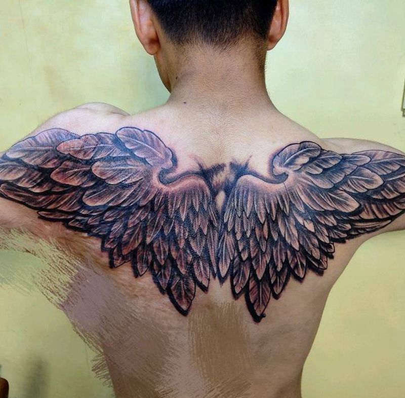 翅膀纹身图片_背部老传统纹身图案