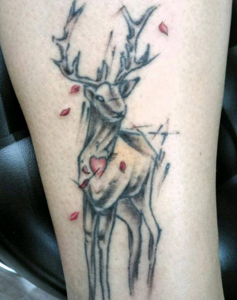 清新速写小鹿纹身图片_腿部清新动物成品纹身图案