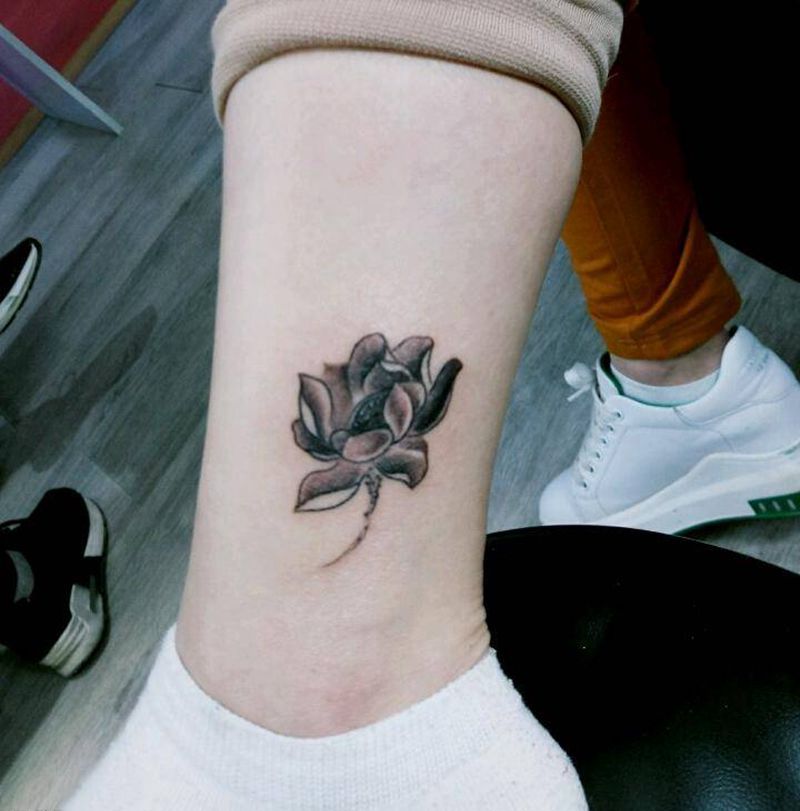 荷花纹身图片_腿部传统清新植物荷花成品纹身图案