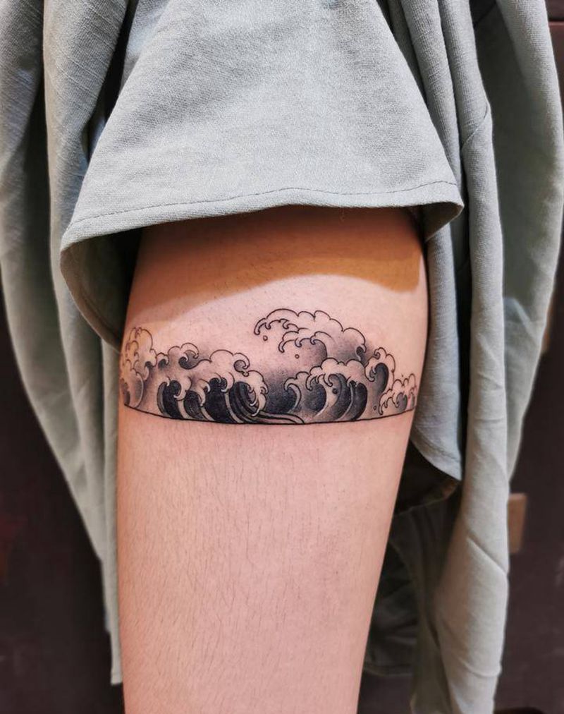 水浪遮盖字母纹身图片_腿部新传统纹身图案