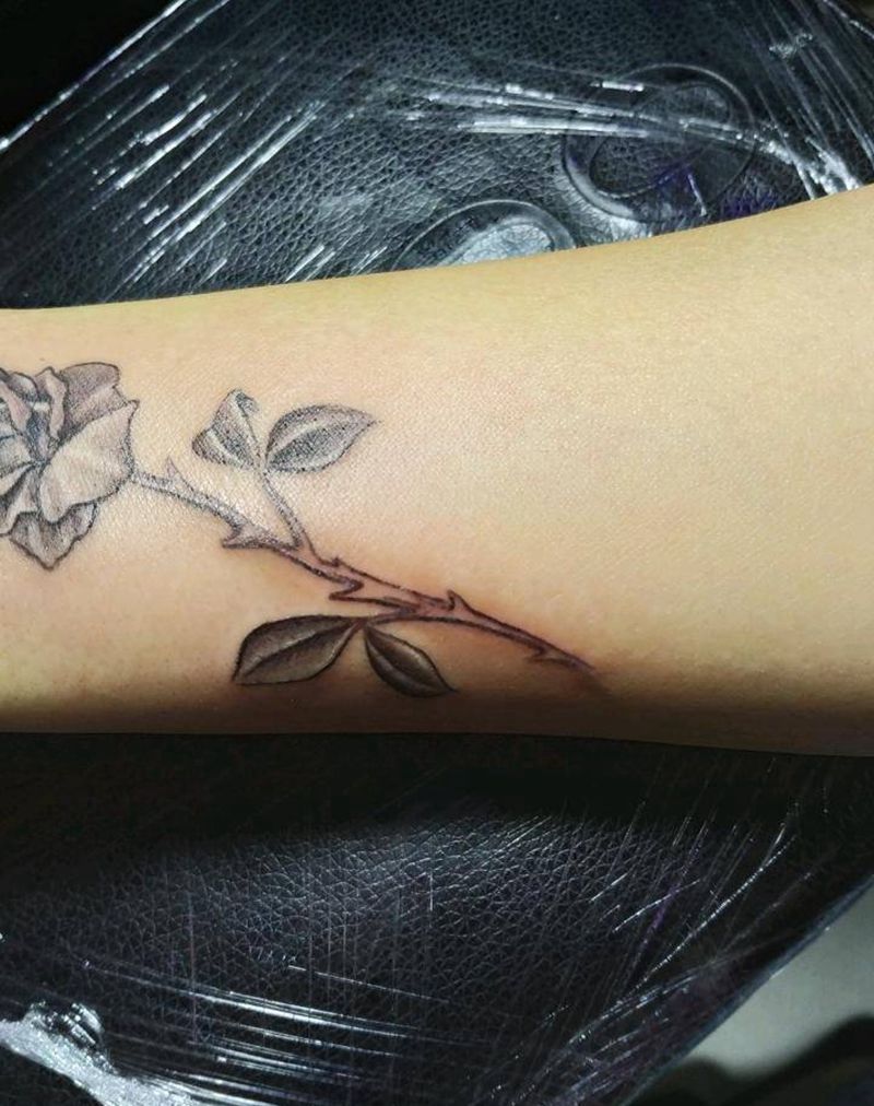 玫瑰美化疤痕纹身图片_手臂玫瑰素花纹身图案