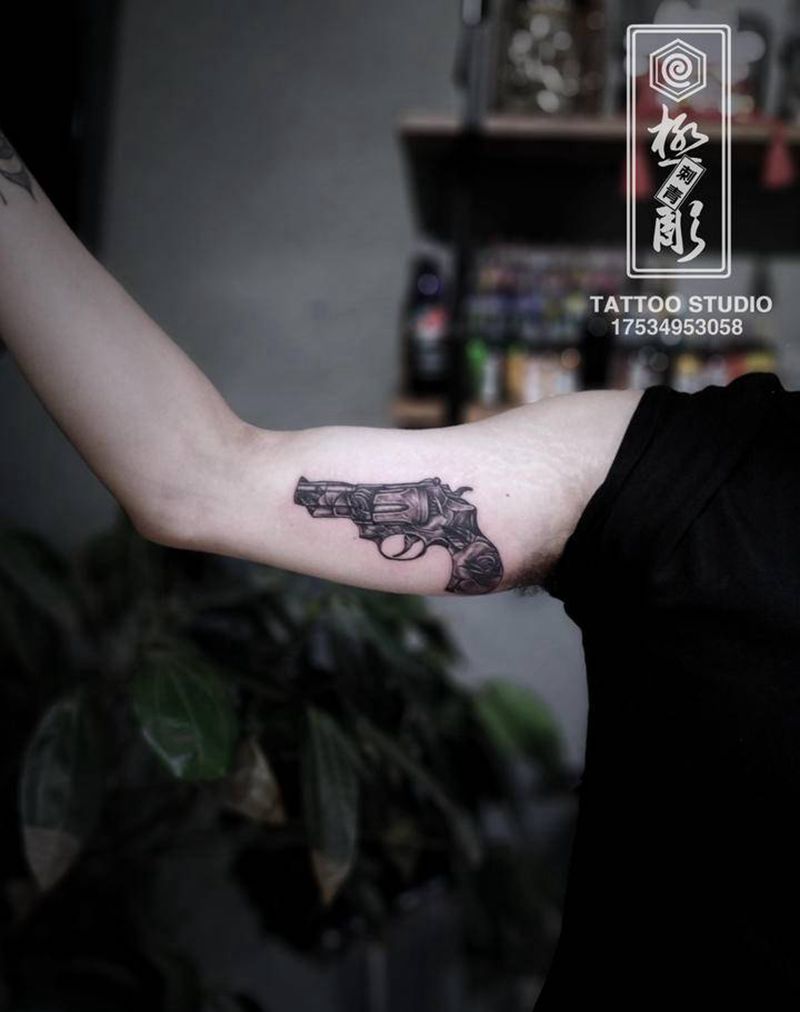 做旧质感小手枪纹身图片_手臂欧美写实点刺做旧感纹身图案