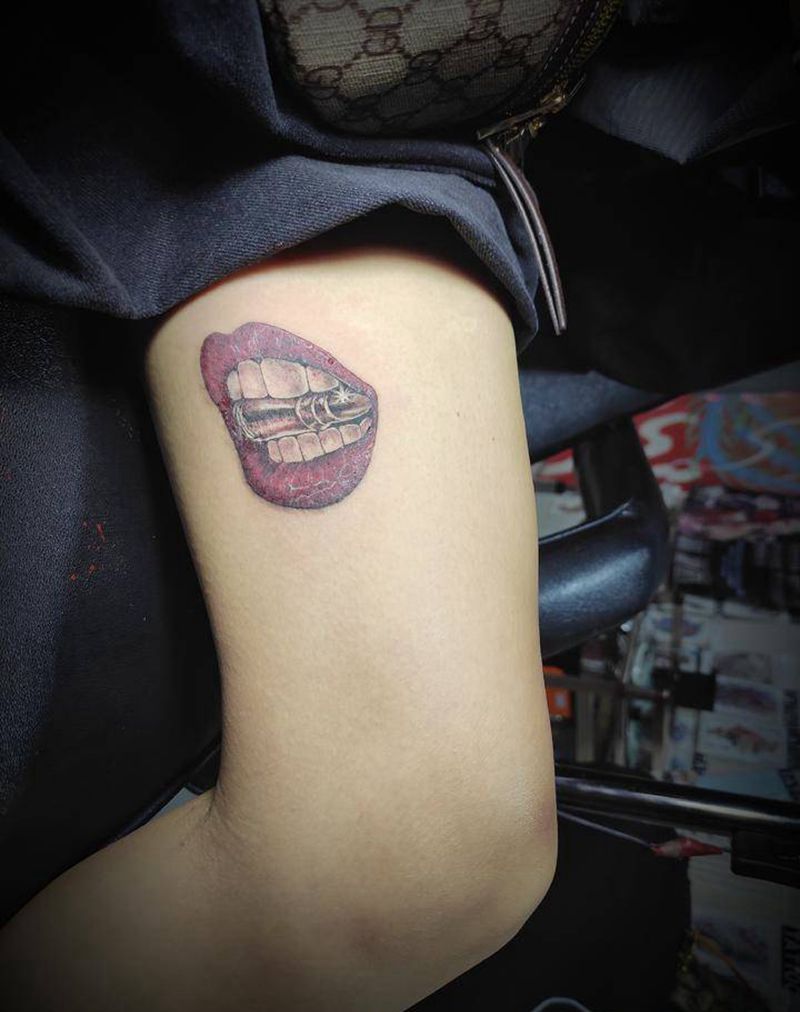 红唇咬子弹纹身图片_腿部欧美写实遮盖疤痕纹身图案