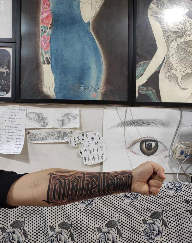 新字母遮盖旧字母纹身图片_手臂花体字纹身图案