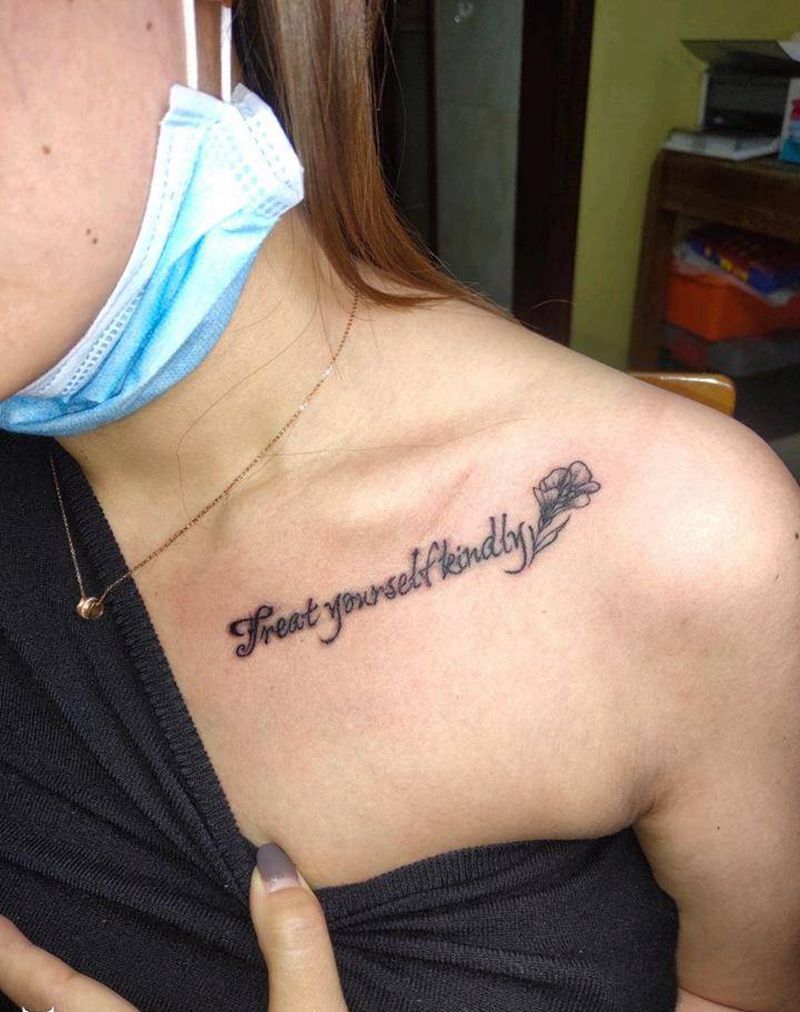 锁骨英文纹身图片_肩部胸部老传统纹身图案