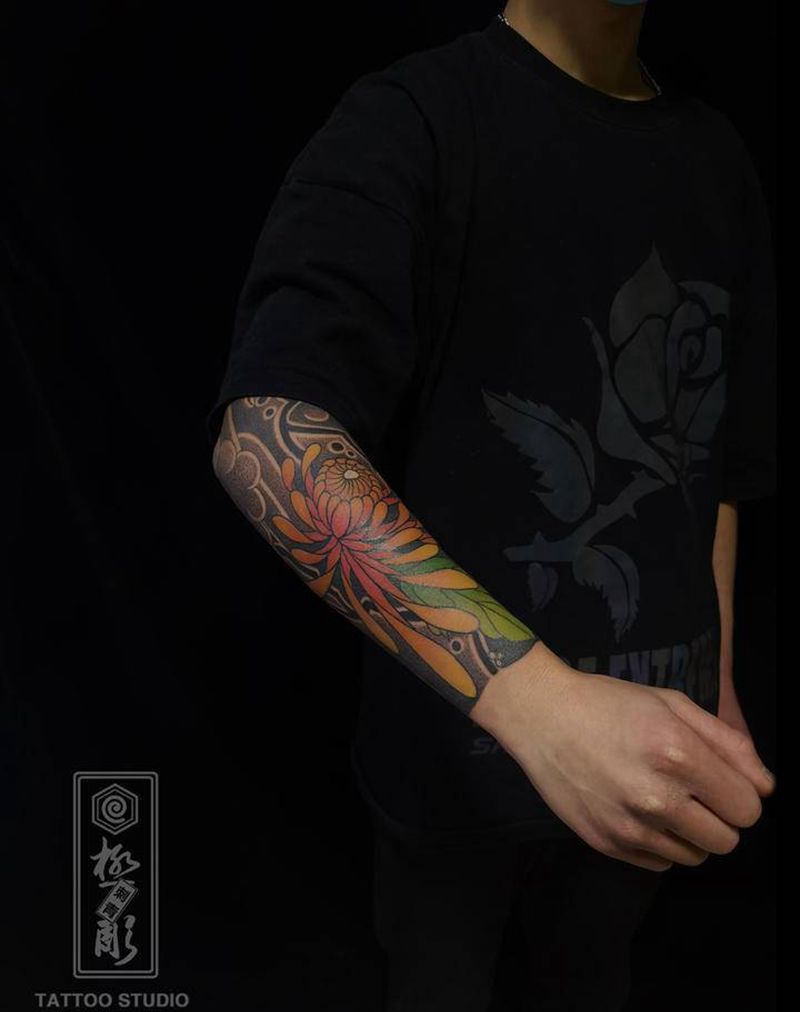 老传统菊花包小臂纹身图片_手臂老传统纹身图案