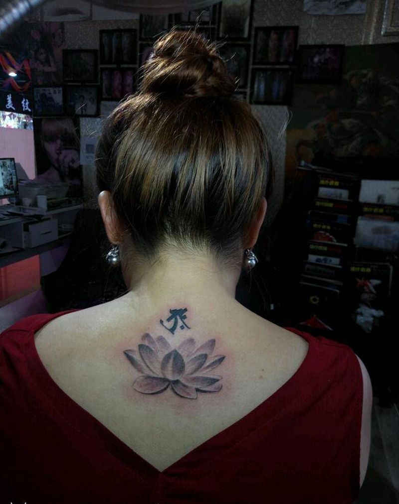 守护佛，莲花纹身图片_背部清新写实字符植物成品纹身图案