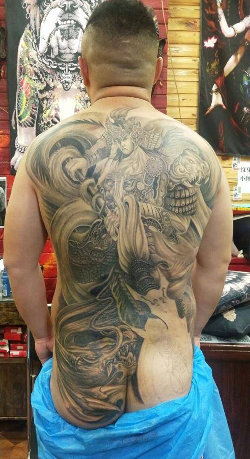 龙临纹身图片_背部老传统纹身图案