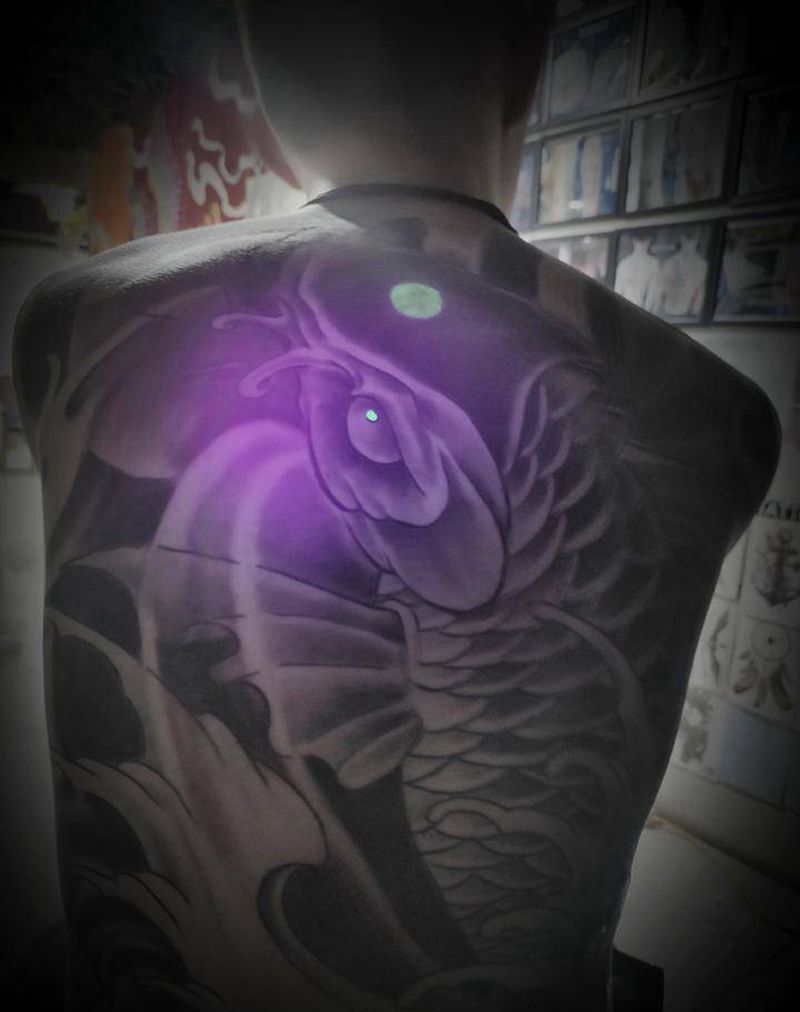 发光的眼睛纹身图片_背部新传统老传统荧光纹身图案