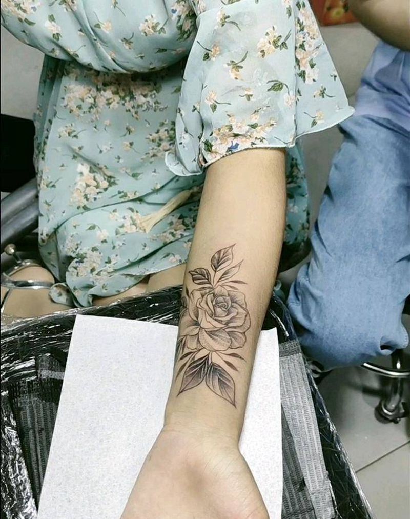 素花纹身图片_手臂点刺欧美写实素花纹身图案
