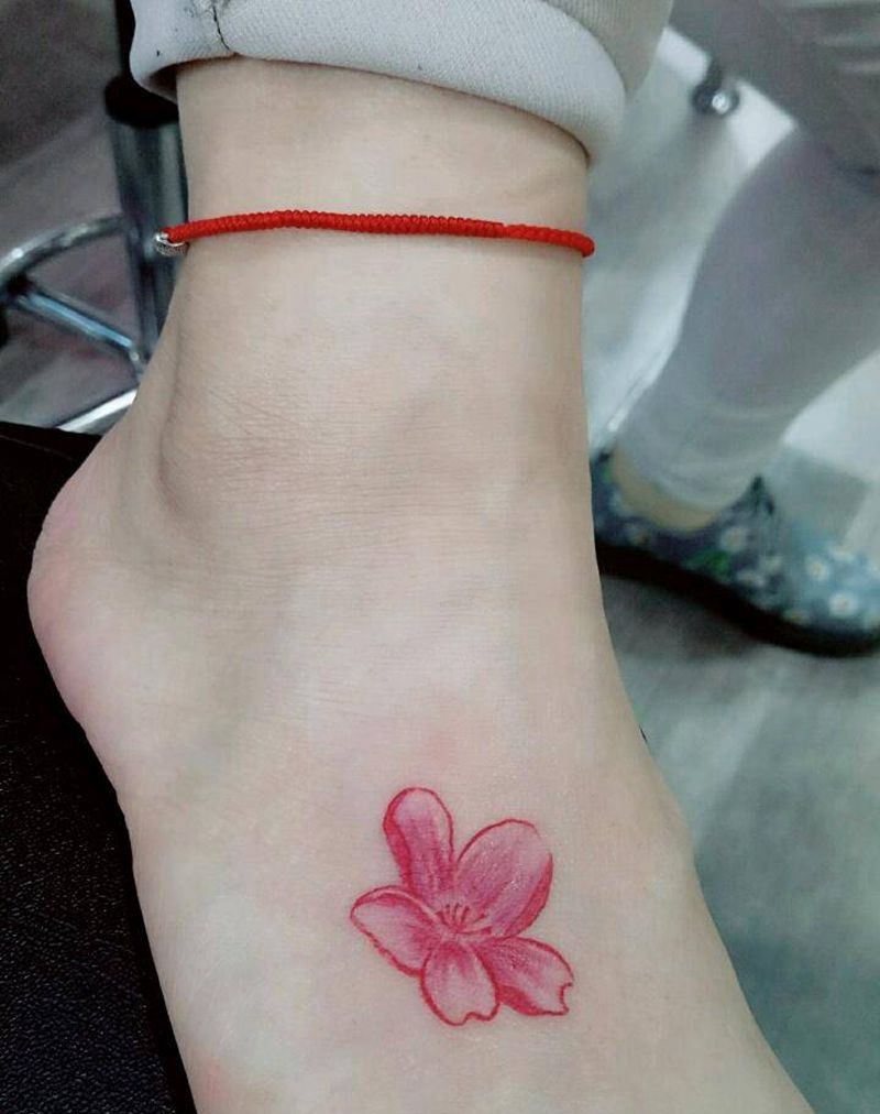 彩色小清新花朵纹身图片_脚部清新植物成品纹身图案