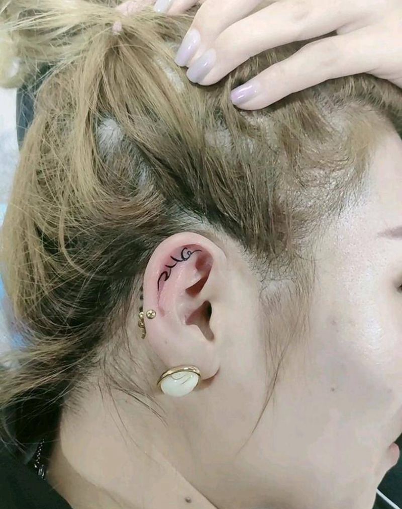 耳朵小清新纹身图片_花体字耳朵纹身图案
