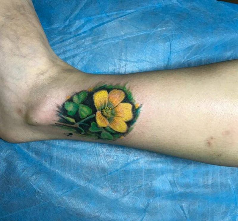 幸运花纹身图片_腿部传统写实植物原创成品手稿纹身图案