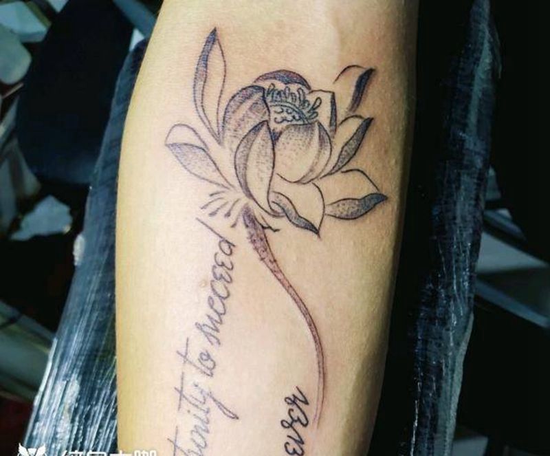 荷花纹身图片_手臂点刺纹身图案
